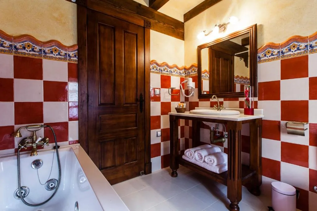 Familienzimmer mit Whirlpool-Badewanne — Hotel Spa Casona La Hondonada