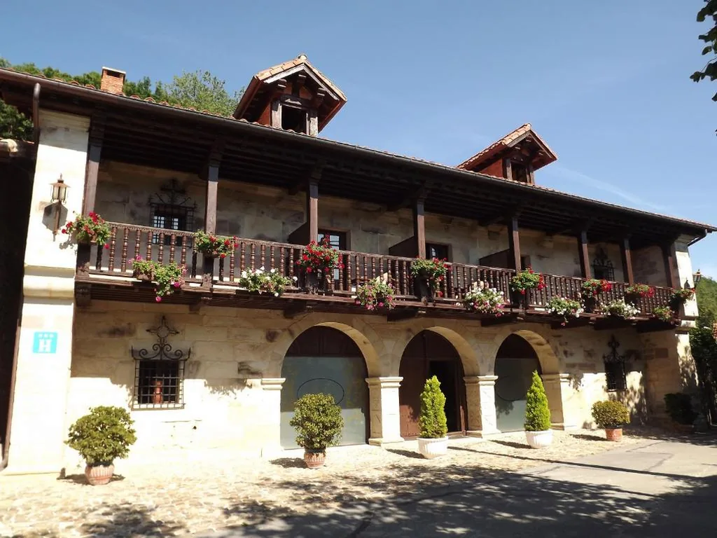 Dreibettzimmer mit Whirlpool-Badewanne — Hotel Spa Casona La Hondonada