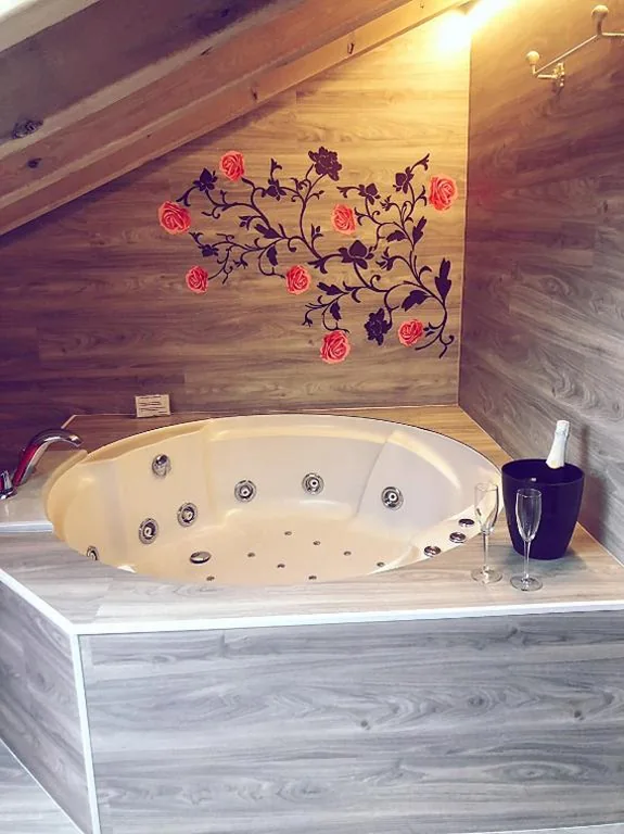 Suite mit Doppel-Whirlpool-Badewanne — Hotel Spa Casona La Hondonada