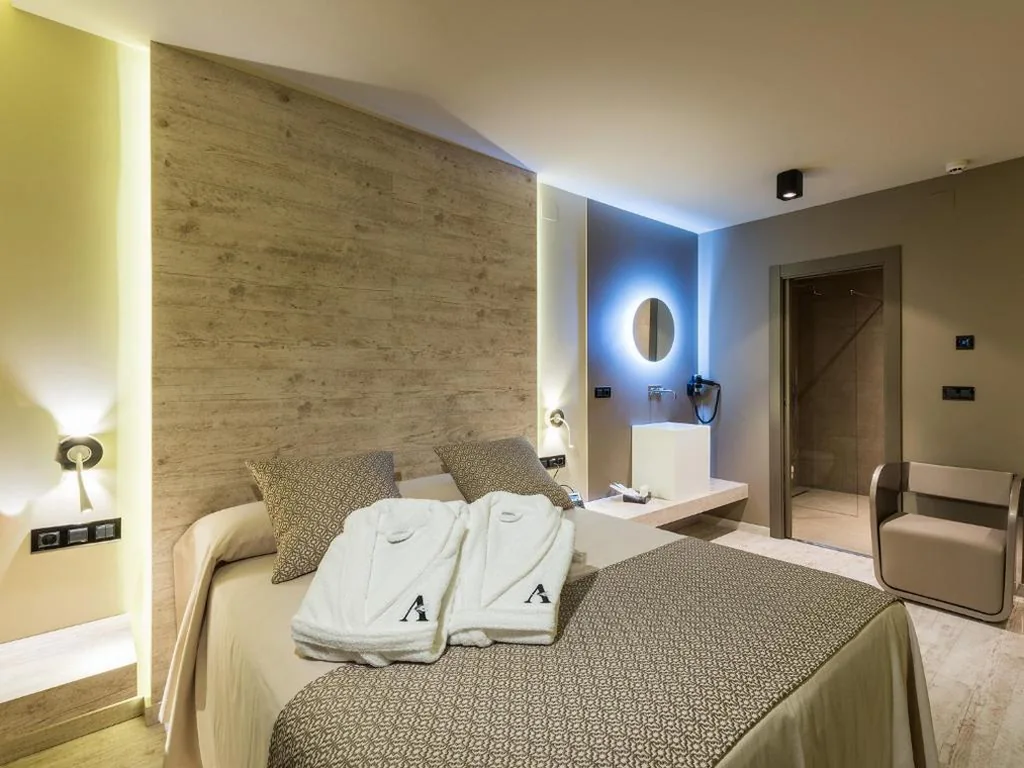 Chambre avec grand lit — Hotel Spa Elia