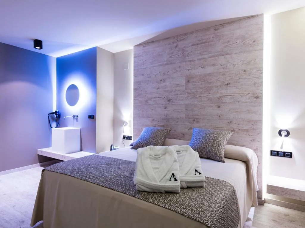 Chambre avec grand lit et baignoire spa — Hotel Spa Elia