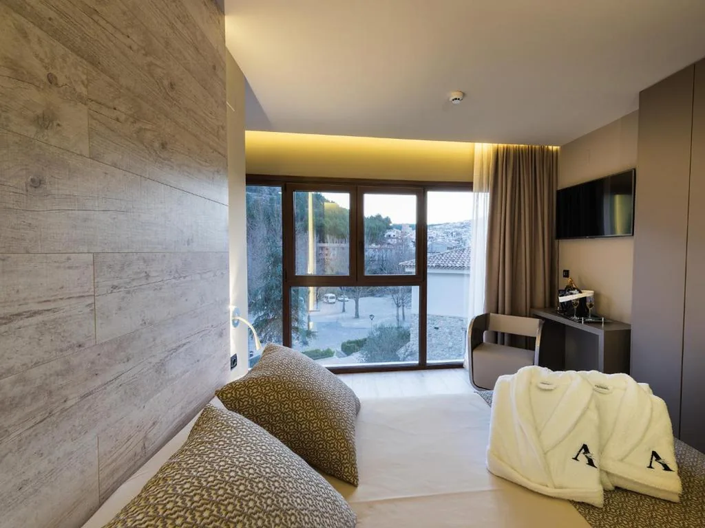 Chambre avec vue sur la piscine - 1 grand lit — Hotel Spa Elia