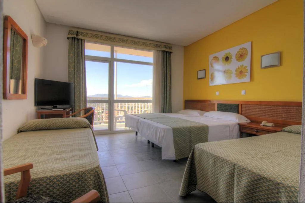 Chambre double avec 2 lits d’appoint (2 adultes et 2 enfants) — Hotel & Spa Entremares