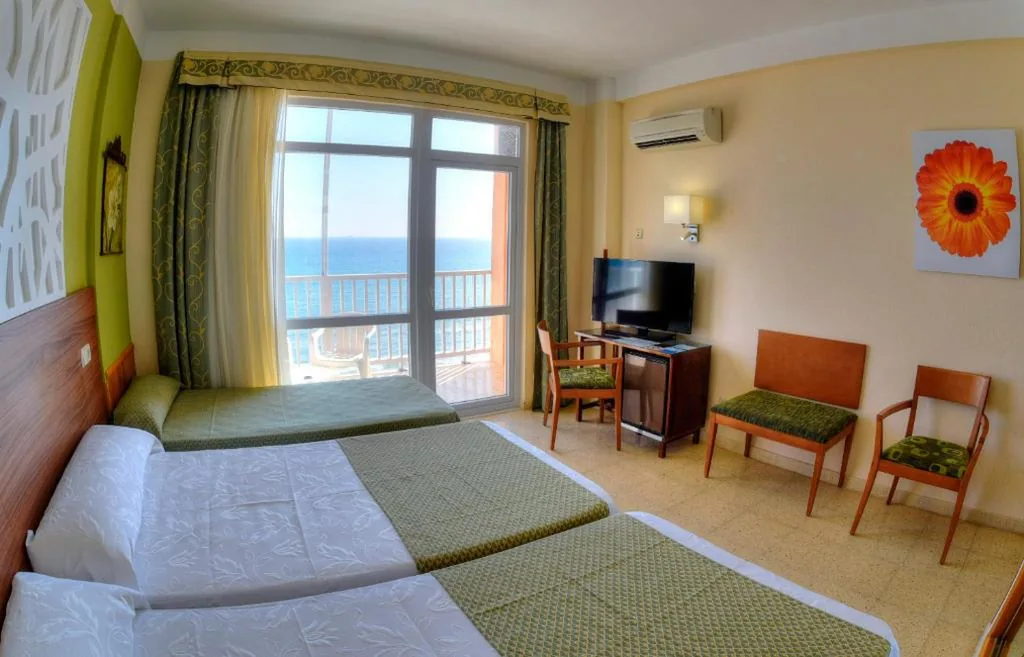 Chambre double avec lit d’appoint (2 adultes + 1 enfant) — Hotel & Spa Entremares