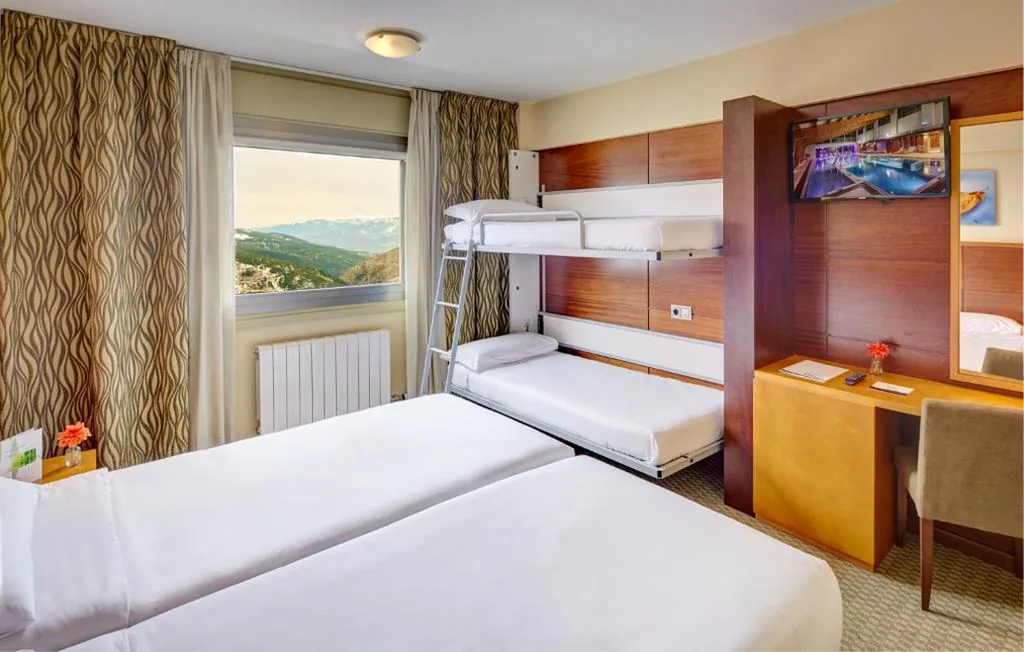 Habitación Familiar con vistas a la montaña — Hotel & Spa La Collada