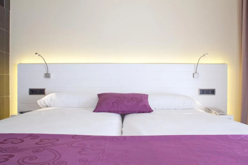 Comfort driepersoonskamer met uitzicht op de stad - 2 of 3 bedden — Hotel Spa La Terrassa
