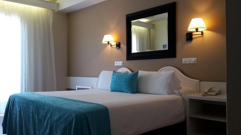 Eenvoudige driepersoonskamer met balkon - 2 of 3 bedden — Hotel Spa La Terrassa