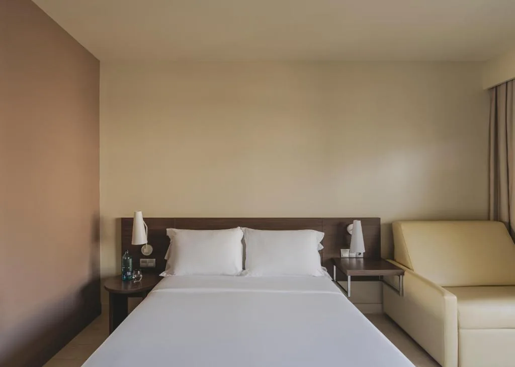 Habitación Triple con sofá cama y vistas a la piscina (2 adultos + 1 niño) — Hotel Spa Mediterráneo Park