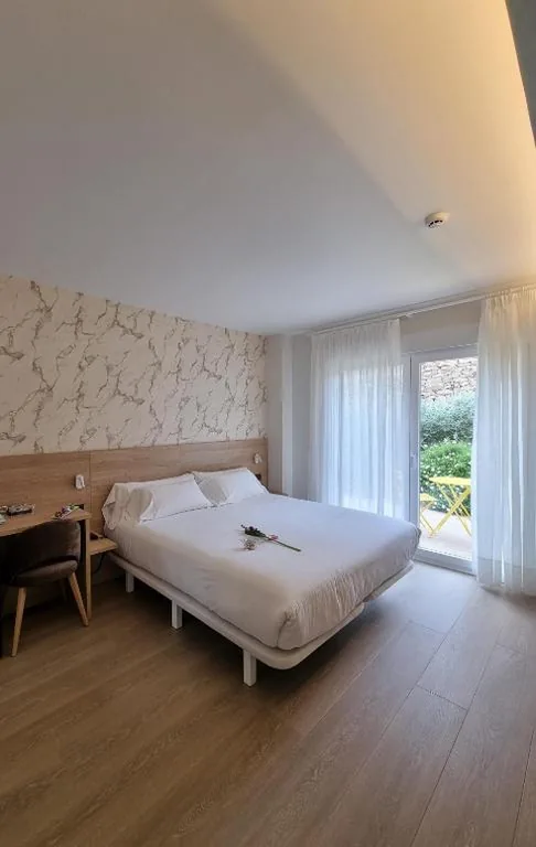 Habitación con cama grande y bañera de hidromasaje — Hotel Spa Meiga do Mar