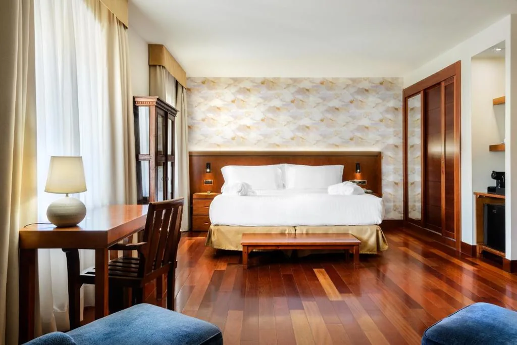 Camera tripla Deluxe — Hotel & Spa Monasterio de Boltaña