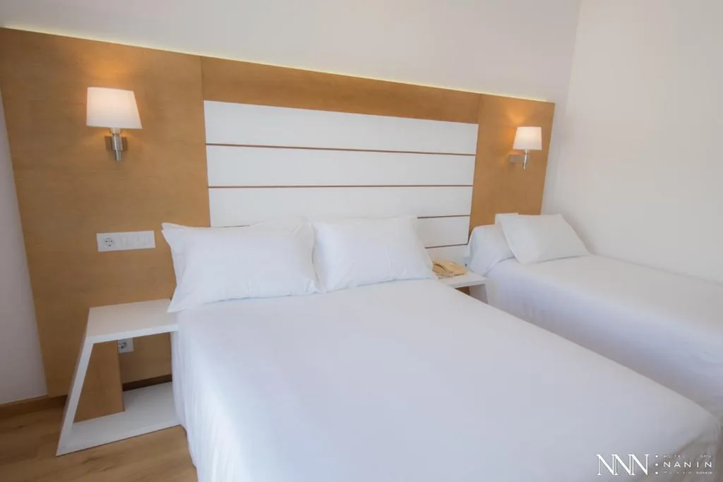 Camera doppia con letto supplementare e accesso alla spa — Hotel Spa Nanin Playa