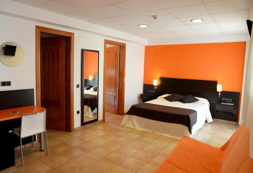 Vierbettzimmer (2 Erwachsene + 2 Kinder) — Hotel Spa Pinar del Mar