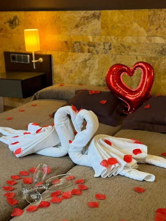 Romantikpaket (Blütenblätter und Pralinen) - Standard-Doppelzimmer - 1 oder 2 Betten — Hotel Spa Pinar del Mar