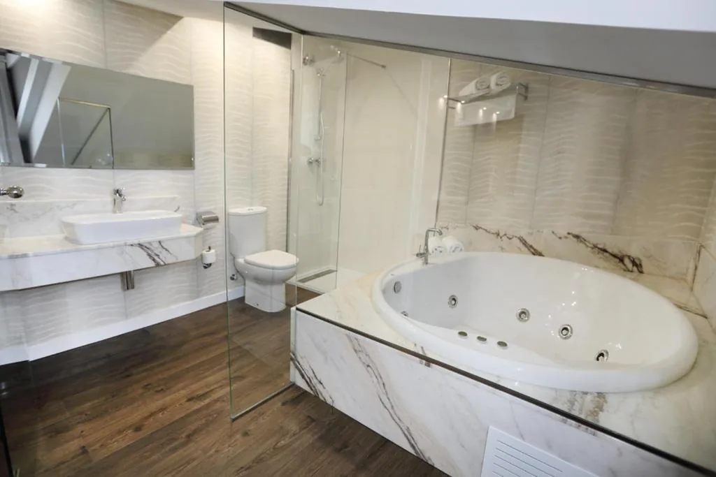 Suite con vasca idromassaggio — Hotel Spa San Marcos