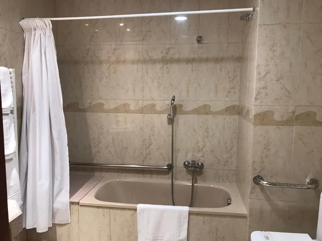 Aangepaste tweepersoonskamer voor mensen met een beperking met 2 bedden — Hotel Suís