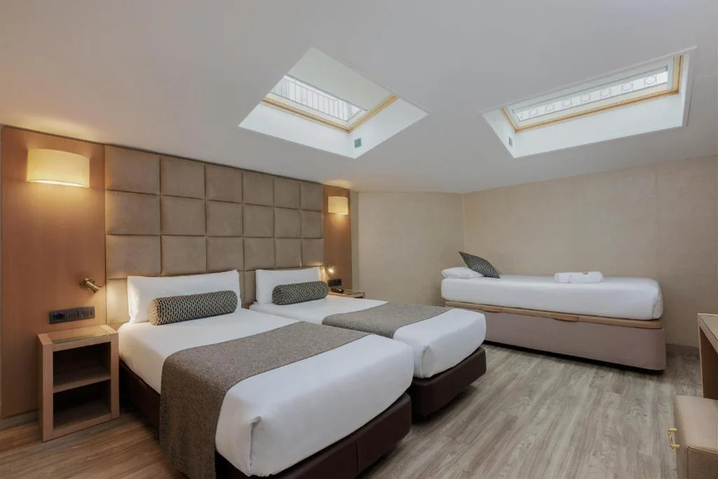 Quarto Triplo Interior no Sótão — Hotel Suizo