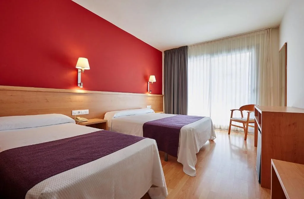 Habitación Doble con cama supletoria (2 adultos + 1 niño) — Hotel Surf Mar