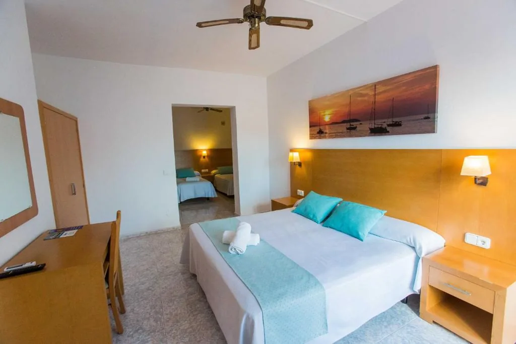 Quarto quádruplo com varanda — Hotel Tagomago
