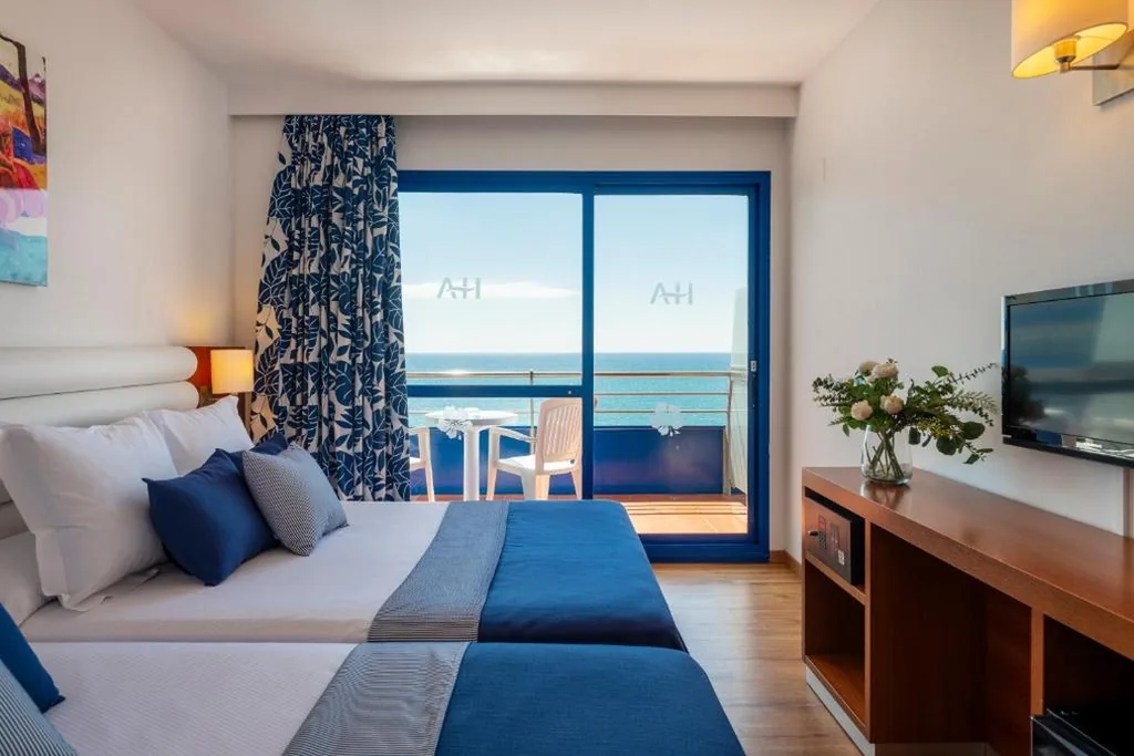 Quarto Superior Quádruplo com vista mar e para a piscina — Hotel Tahití Playa & Suites 4Sup