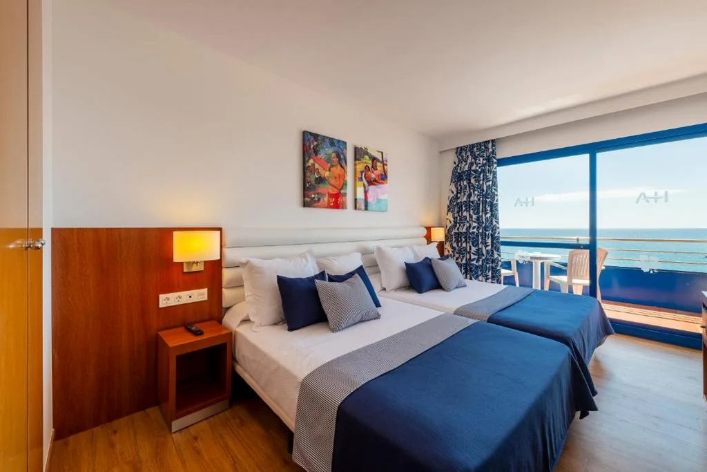 Quarto Superior Duplo com vista para a piscina e para o mar (3 adultos + 1 criança) — Hotel Tahití Playa & Suites 4Sup