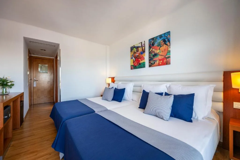 Quarto Superior com 2 camas individuais (2 adultos + 1 criança) — Hotel Tahití Playa & Suites 4Sup