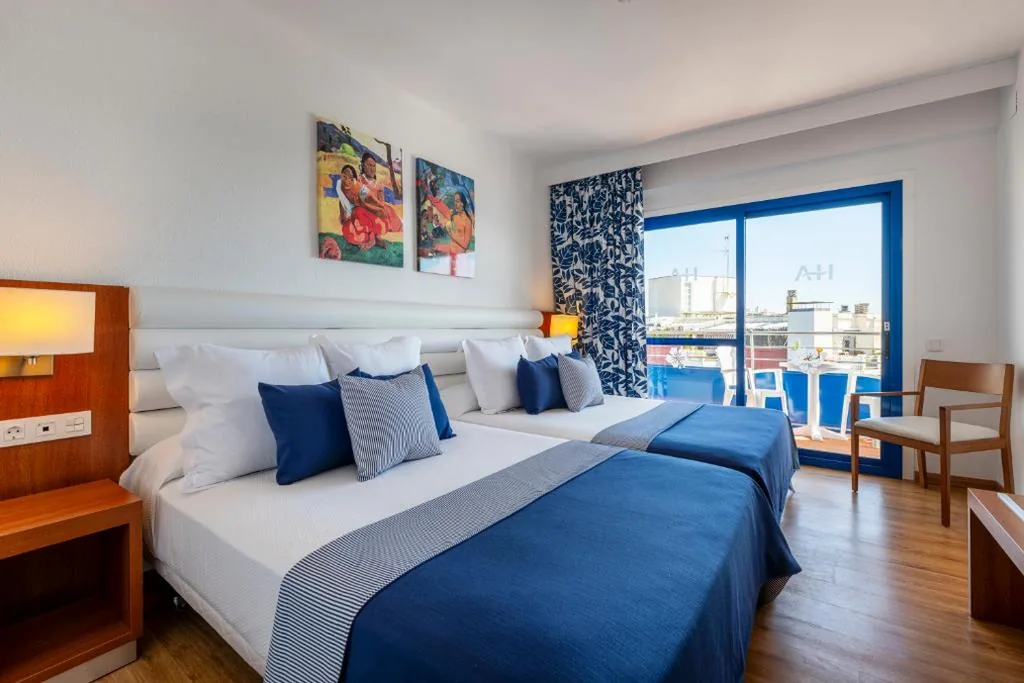 Quarto Superior Triplo (3 adultos) - 2 camas — Hotel Tahití Playa & Suites 4Sup