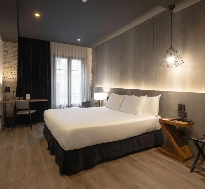 Chambre double avec vue sur la rue — Hotel Tayko Bilbao