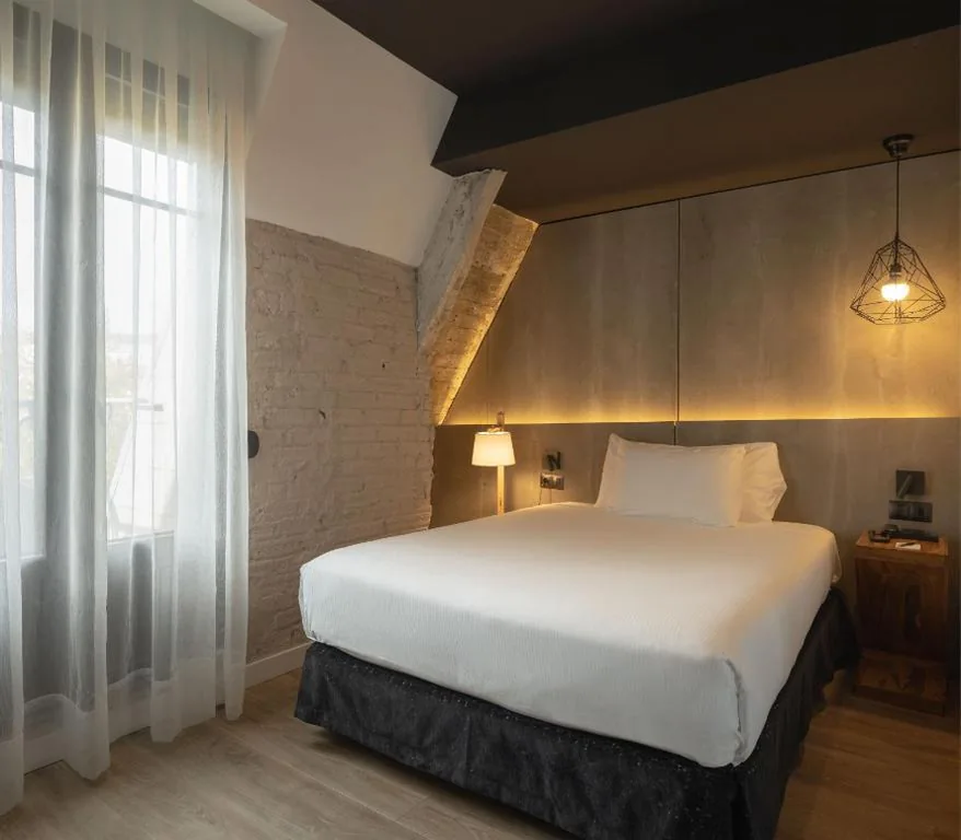 Chambre simple avec balcon et vue sur la rivière — Hotel Tayko Bilbao