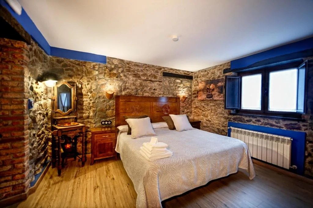 Habitación con cama extragrande. — Hotel Tejera del Nalon