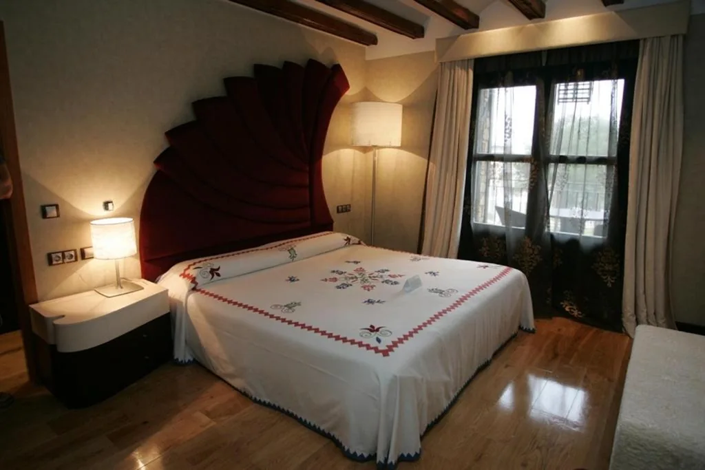 带阳台的Junior Suite — Hotel Termal Abadia de Los Templarios