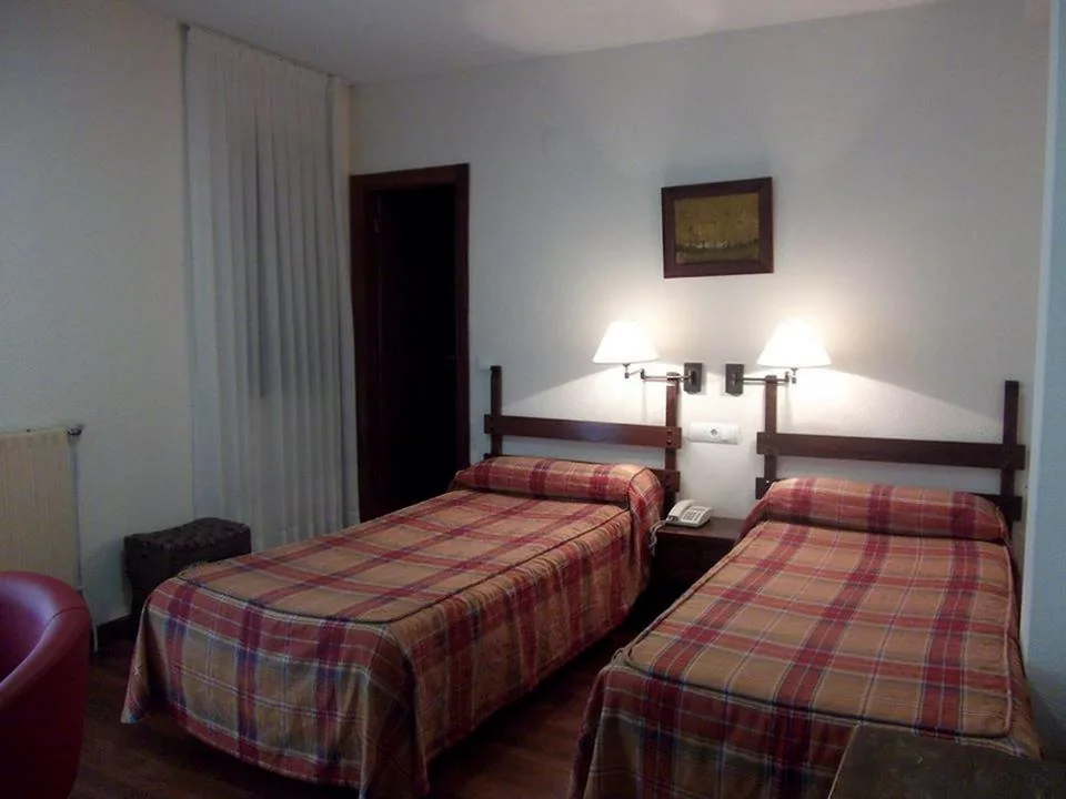 Dreibettzimmer — Hotel Termas de Liérganes