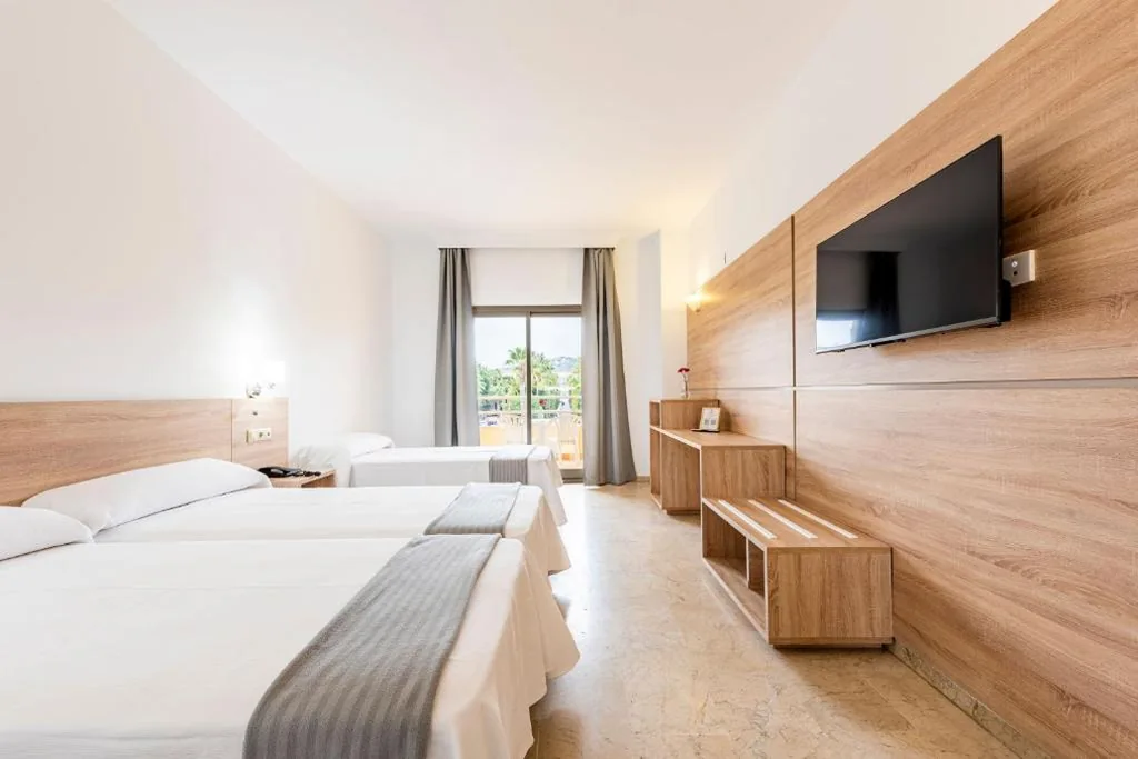 Quarto Triplo com terraço — Hotel Toboso Almuñécar