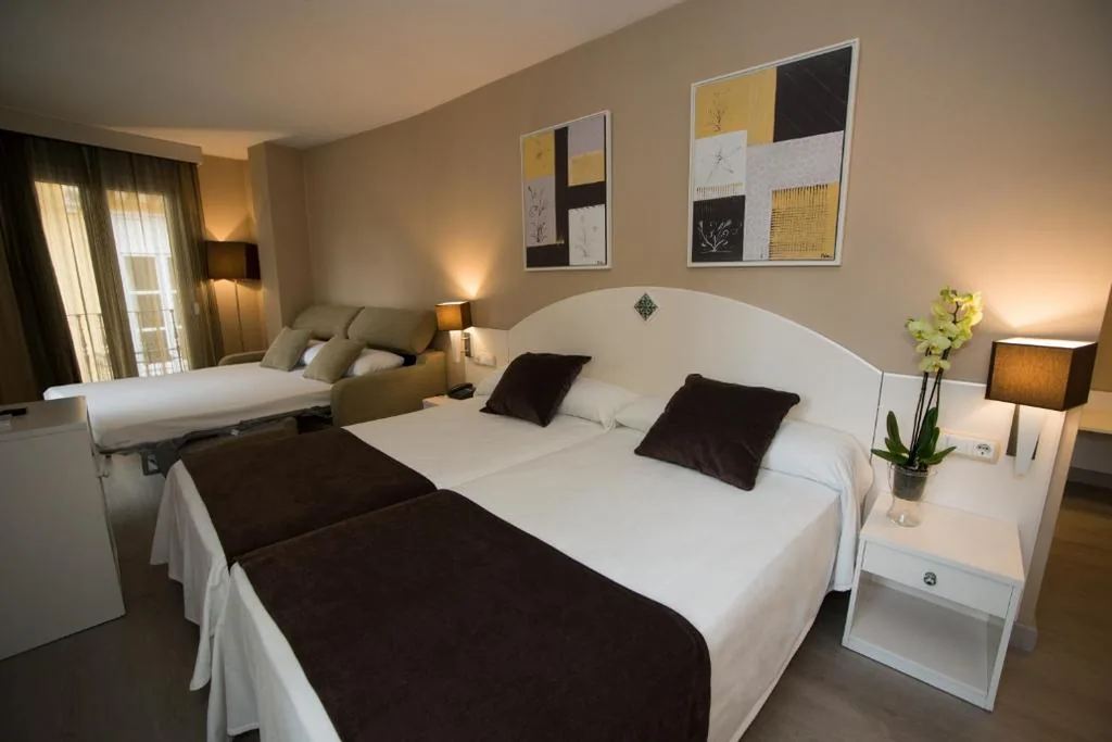 Familienzimmer (2 Erwachsene und 2 Kinder) — Hotel Torico Plaza
