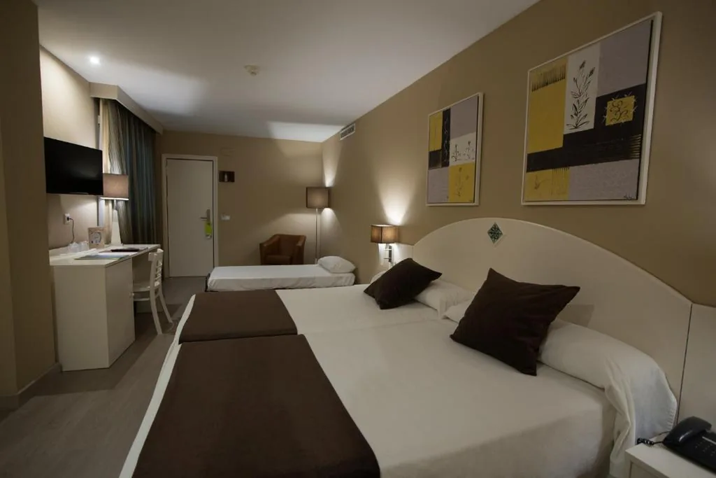 Dreibettzimmer — Hotel Torico Plaza