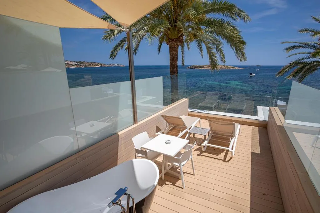 Habitación Doble con bañera de hidromasaje — Hotel Torre del Mar - Ibiza