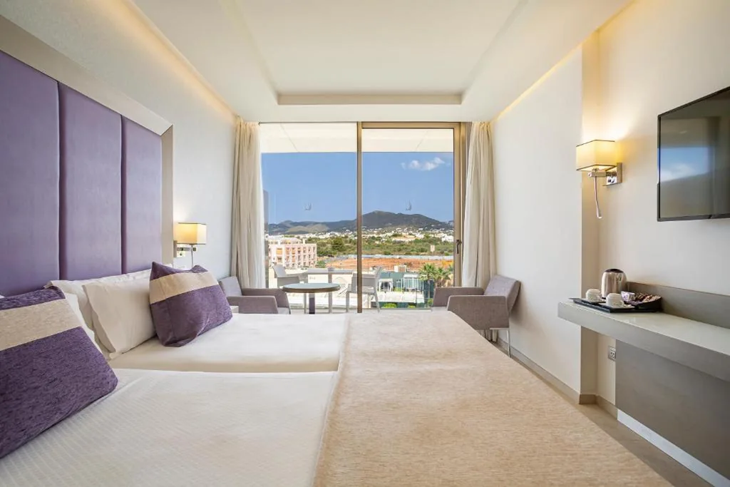 Habitación Doble con vistas a la ciudad — Hotel Torre del Mar - Ibiza