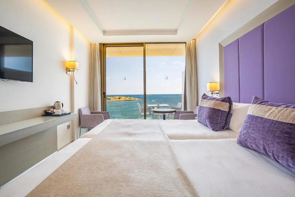 Habitación Doble con vistas al mar — Hotel Torre del Mar - Ibiza