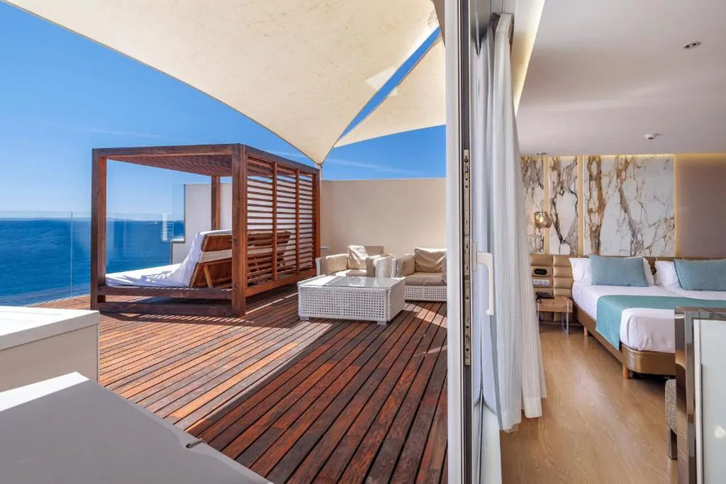 Suite Ático con vistas al mar, bañera de hidromasaje y acceso gratuito al spa — Hotel Torre del Mar - Ibiza
