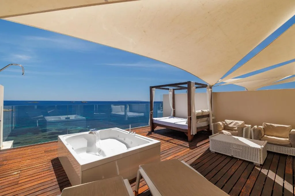 Suite con vistas al mar, bañera de hidromasaje y acceso gratuito al spa — Hotel Torre del Mar - Ibiza