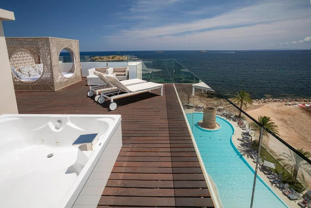 Suite Deluxe con bañera de hidromasaje y acceso gratuito al spa — Hotel Torre del Mar - Ibiza
