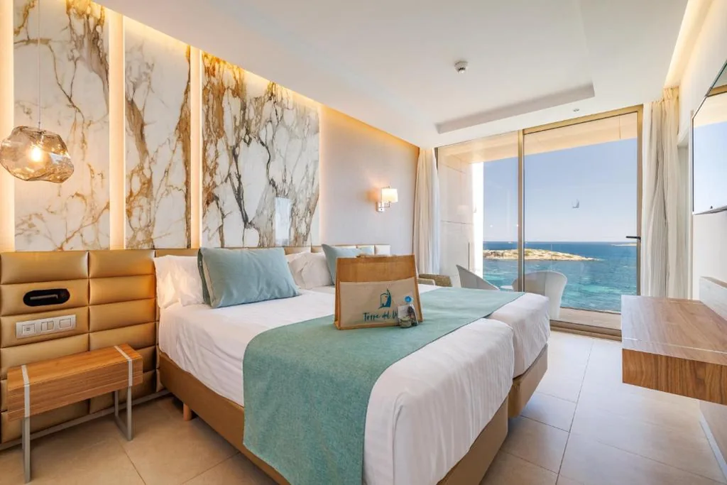 Suite Junior con acceso gratuito al spa — Hotel Torre del Mar - Ibiza