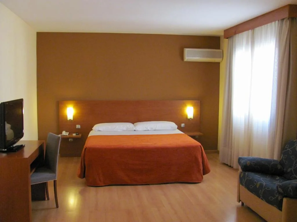 Quarto com cama grande — Hotel Torre Monreal