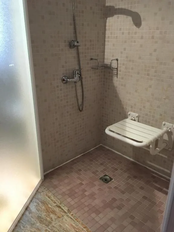 Quarto Triplo adaptado para pessoas com mobilidade reduzida — Hotel Torre Monreal