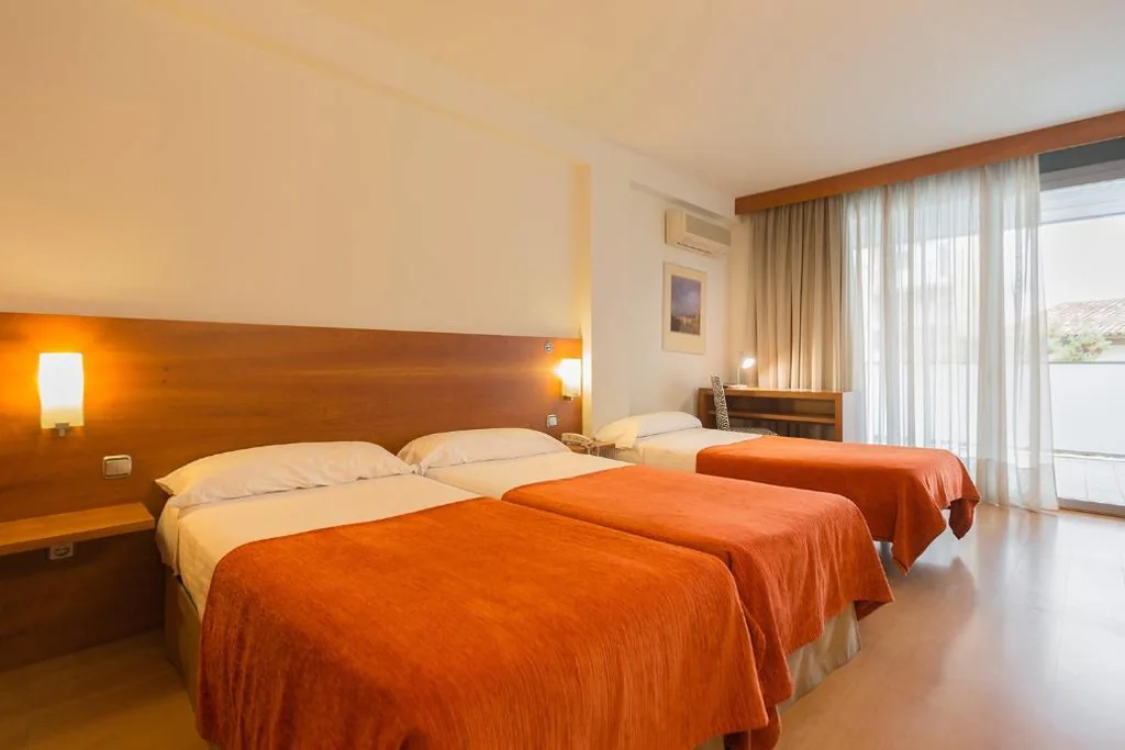 Quarto Triplo — Hotel Torre Monreal