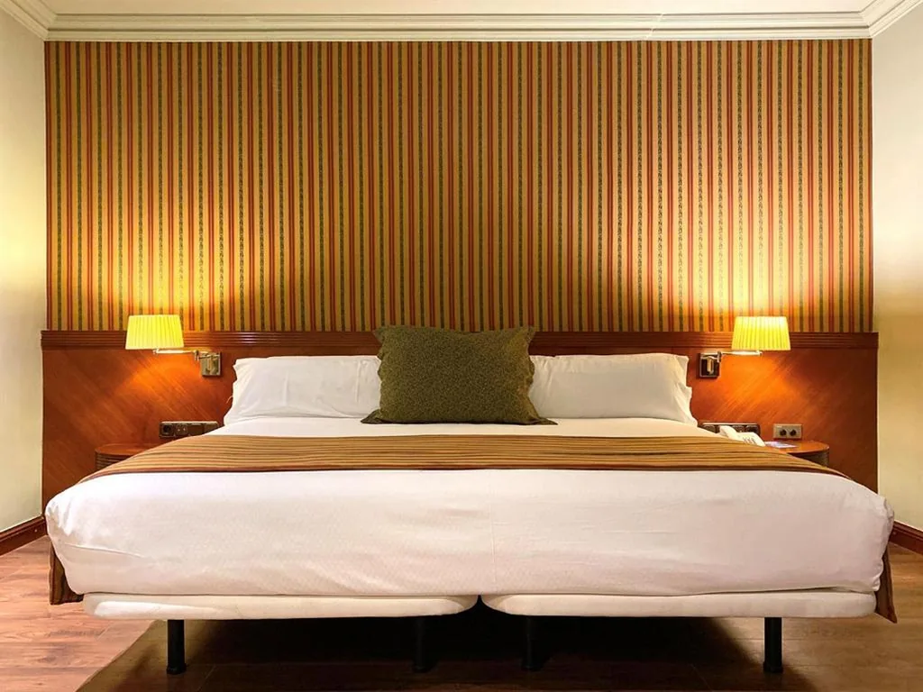 Zimmer mit großem Doppelbett — Hotel Torremangana