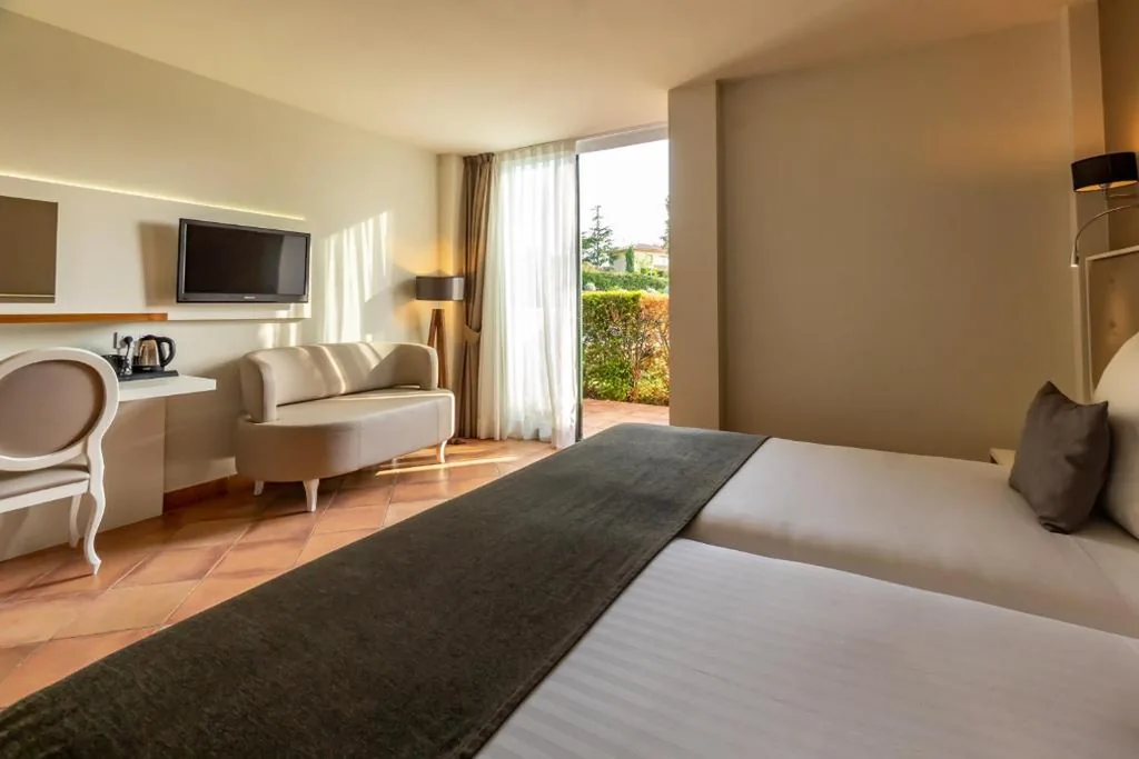 Quarto Familiar (2 quartos comunicantes) — Hotel TorreMirona Golf & Spa