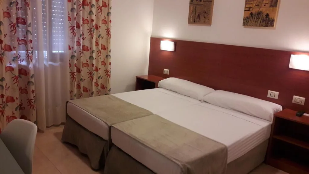 Chambre Quadruple Économique — Hotel Torres Touriño