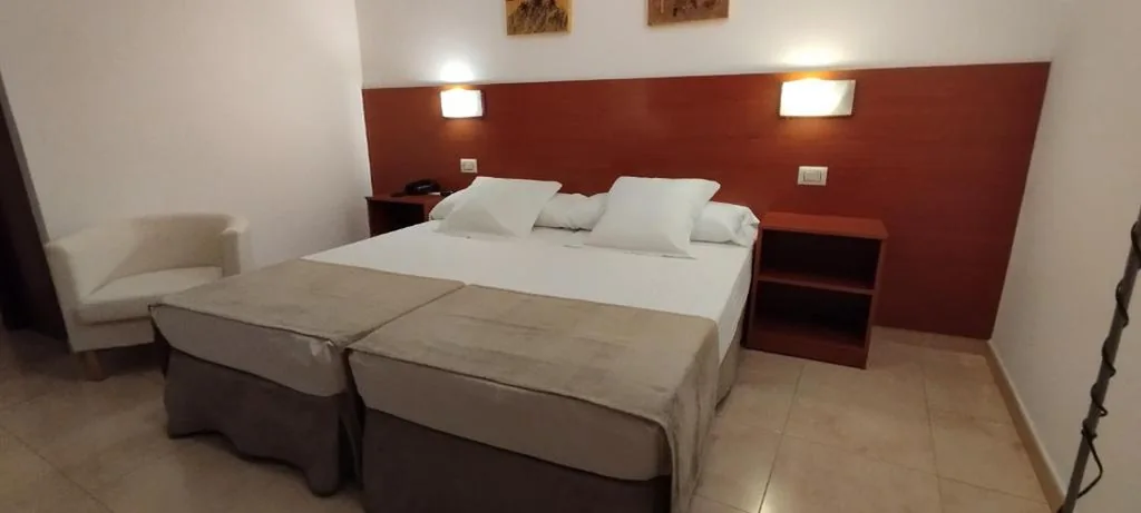 Chambre Triple — Hotel Torres Touriño