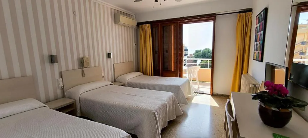 Habitación Triple — Hotel Tramontana