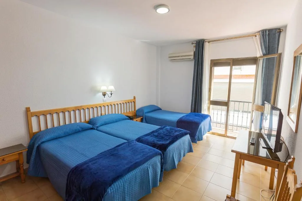 Habitación Triple — Hotel Tres Jotas Conil